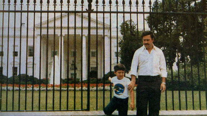 Наркобарон Пабло Эскобар и его сын Хуан позируют перед Белым домом в 1980-х история, события, фото