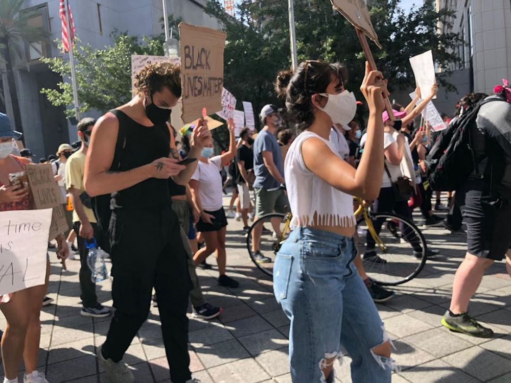 7 знаменитостей, которые вышли на митинги в США из-за убийства темнокожего