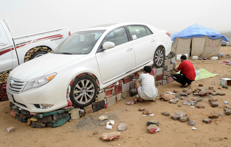 А вот арабы, например, в таких случаях любят делать каменные постаменты для своих автомобилей. Зачем? Потому что они могут… прикол, странности, юмор