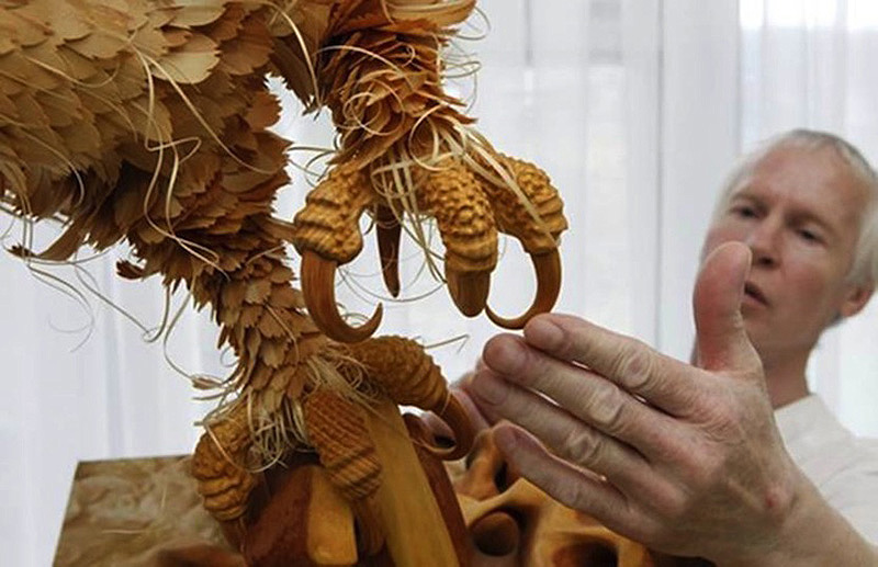 Скульптуры животных из стружки кедрового дерева