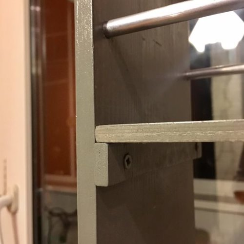 Конструкция крепления полок для выкатного стеллажа между холодильником и стеной
