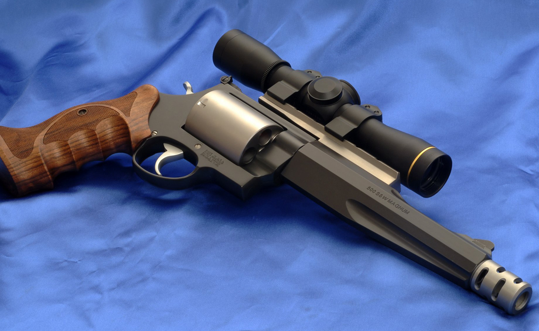 Smith & Wesson.500 S&W Magnum
Имя этого производителя оружия известно даже детям. Револьверами Smith & Wesson пользовались на американском фронтире, а сейчас они активно эксплуатируются полицией: несмотря на обилие автоматических конкурентов, эти револьверы с мощным стволом пользуются большой популярностью.