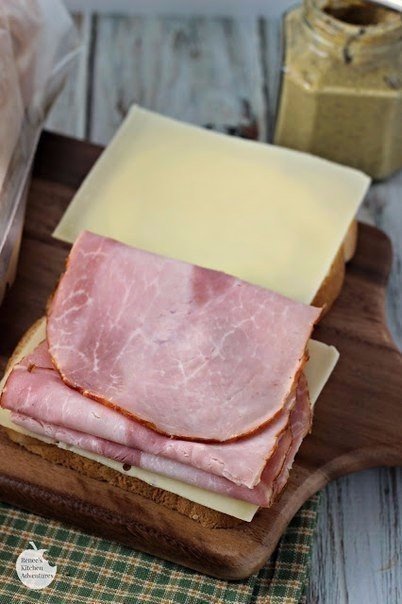 Сэндвич с сыром и ветчиной Сэндвич с сыром и ветчиной