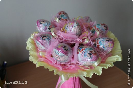 Мастер-класс Свит-дизайн 8 марта День рождения Моделирование конструирование Букет из киндеров МК Бумага гофрированная Картон Ленты Ткань фото 10