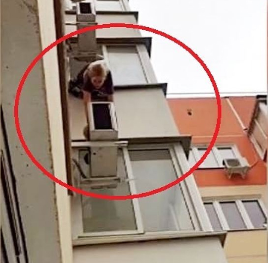 В Краснодаре девушка вылезла из окна балкона на 14 этаже, чтобы спасти кота