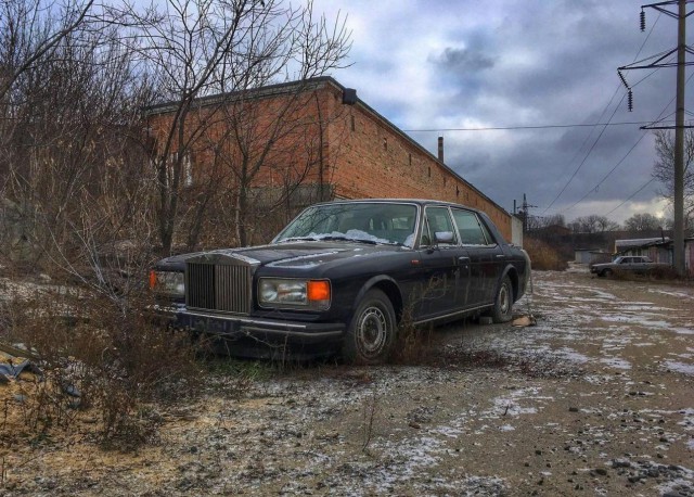 Rolls-Royce убитого вора в законе 15 лет гниет на окраине Харькова Rolls-Royce убитого вора в законе 15 лет гниет на окраине Харькова