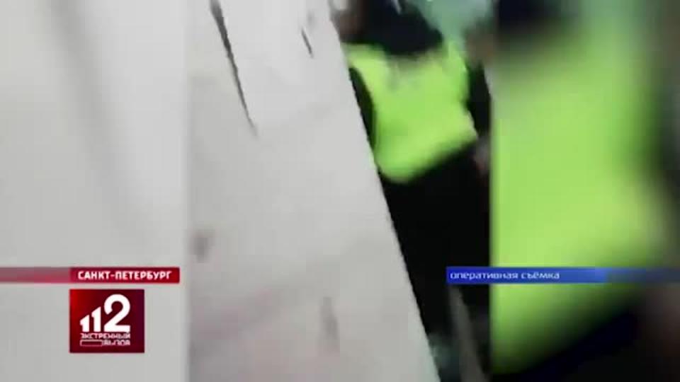 Видео: оперативники взяли штурмом пост ГИБДД в Петербурге