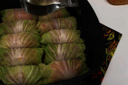 Капустные завиванцы. заворачиваем мясо в лист капусты и заливаем соусом - не голубцы: фото шаг 5