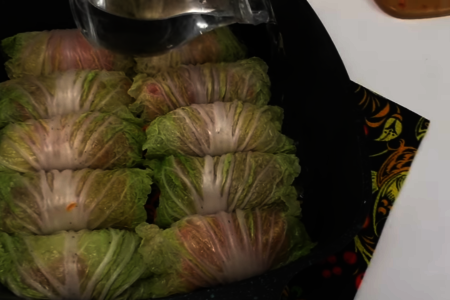 Капустные завиванцы. заворачиваем мясо в лист капусты и заливаем соусом - не голубцы: фото шаг 5 Капустные завиванцы. заворачиваем мясо в лист капусты и заливаем соусом - не голубцы: фото шаг 5