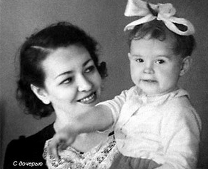 Вероника Тушнова с дочерью. | Фото: liveinternet.ru «Не отрекаются, любя…»: история одного из самых известных стихотворений Вероники Тушновой