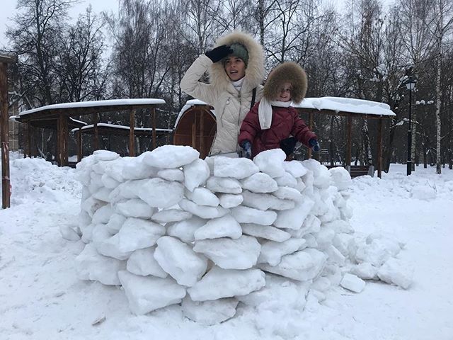 Анна Хилькевич гуляет с дочкой в парке