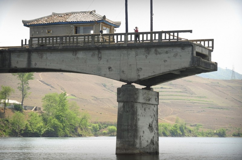 4. Мост, разрушенный во время Корейской войны на реке Ялу в Северной Корее, 26 мая 2009 (Фото Peter Parks): Тоталитаризм, гранциа, китай, севераня корея