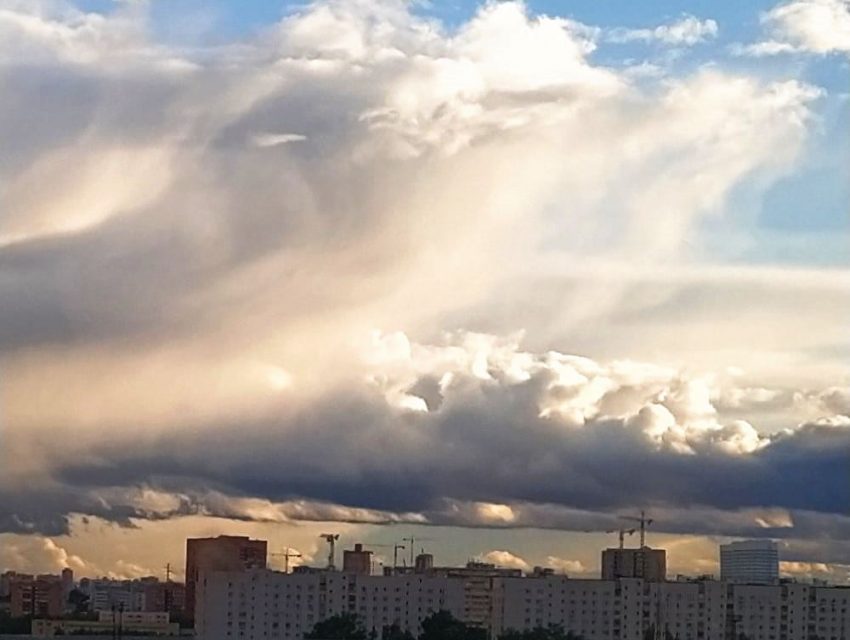 Фото дня: по небу прокатили нас облака