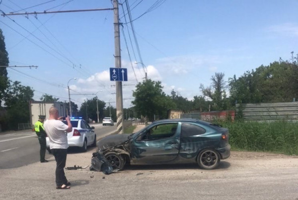 В Крыму БТР столкнулся с легковой машиной