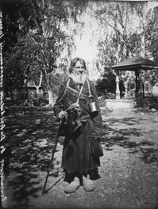 Странник в Серафимо-Дивеевском женском монастыре, 1904 год. Странник в Серафимо-Дивеевском женском монастыре, 1904 год.