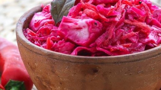 Маринованная капуста кусочками со свеклой