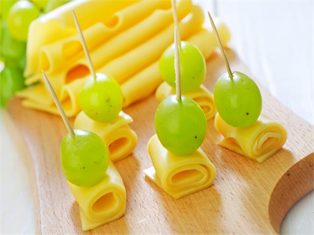 Канапе на шпажках на праздничный стол! Канапе на шпажках на праздничный стол!