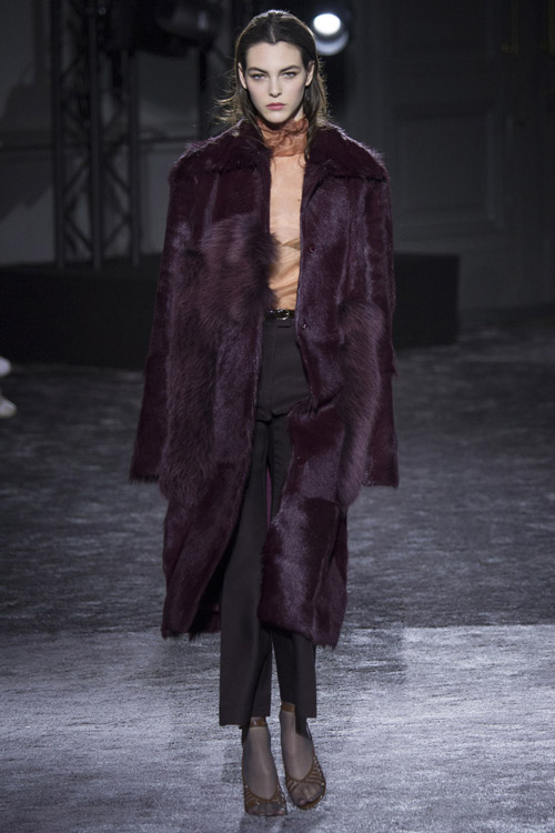 Модель в темной шубе от Nina Ricci - тенденции зима 2017