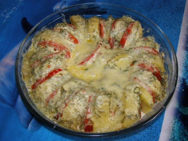 Картофель, запечённый с помидорами в микроволновке