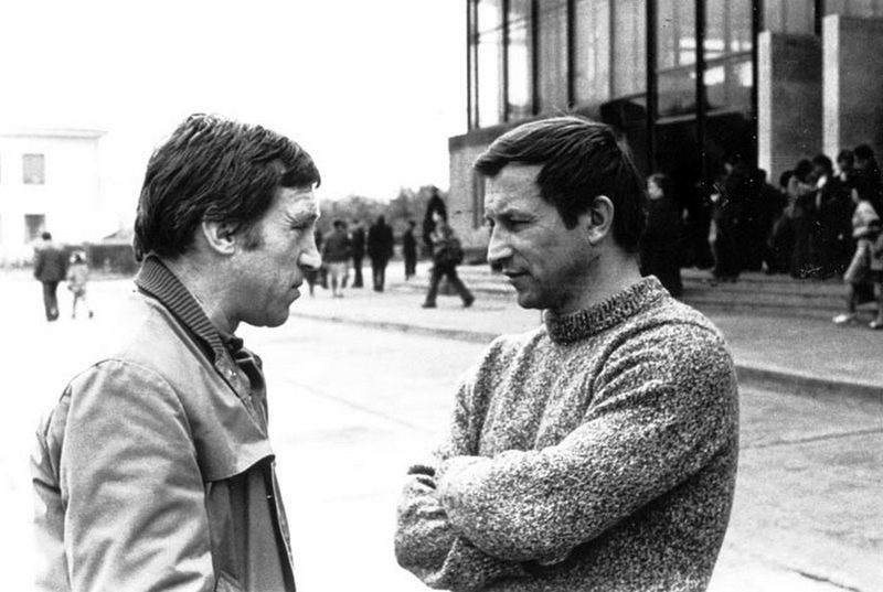 34. Владимир Высоцкий и Леонид Мончинский. Иркутск, аэропорт. Июнь 1976 года 34. Владимир Высоцкий и Леонид Мончинский. Иркутск, аэропорт. Июнь 1976 года Владимир Высоцкий, Русские актеры, Русские поэты, история