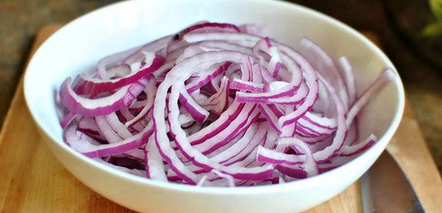 Как вкусно замариновать лук для шашлыка: 4 рецепта