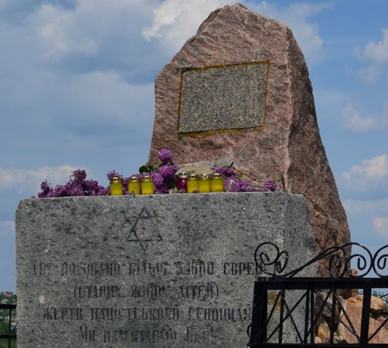 На Украине неонацисты осквернили памятник жертвам Холокоста