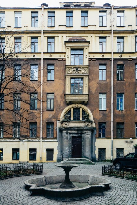 Фасад бывшего доходного дома на Моховой. Фасад бывшего доходного дома на Моховой.