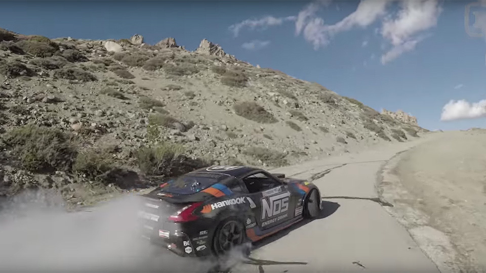 Видео: очень быстрый подъем на вершину горы в дрифте