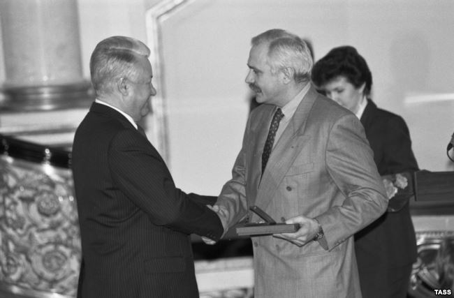 Еще одна награда Никите Михалкову из рук Бориса Ельцина. 1990-е годы