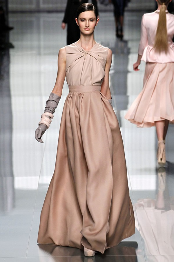 На фото модель демонстрируют коллекцию осень-зима 2012-2013гг. от Christian Dior Christian Dior не хватает Гальяно. Коллекция осень-зима 2012-2013