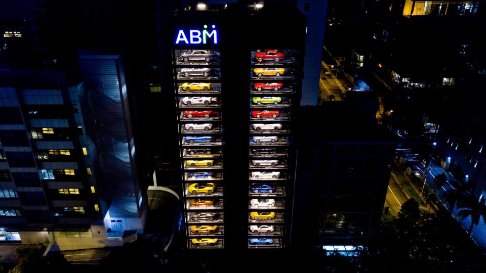 В Сингапуре построили гигантский автомат по продаже суперкаров