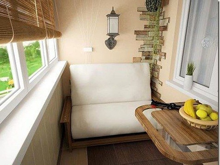 Удачное и оригинальное решение для создания мини-диванчика на балконе.