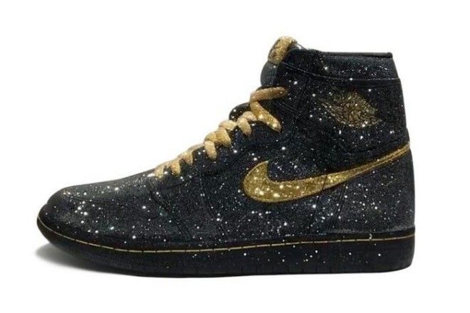 Air Jordan 1s – легендарную модель «принарядили» в честь 54-го дня рождения баскетболиста Майкла Джордана Air Jordan 1s – легендарную модель «принарядили» в честь 54-го дня рождения баскетболиста Майкла Джордана