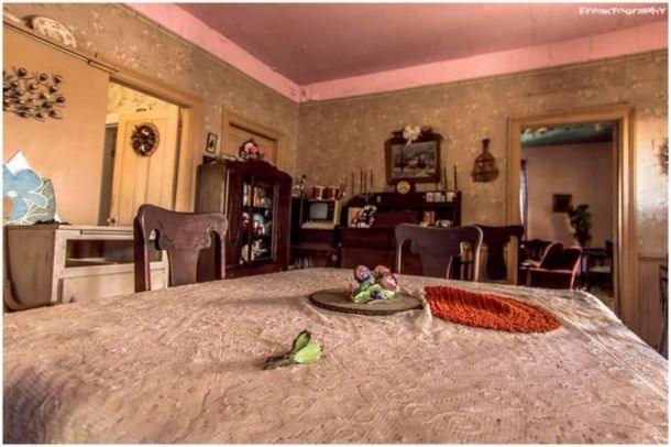 Фотограф был шокирован, войдя внутрь этого заброшенного дома! Фотограф был шокирован, войдя внутрь этого заброшенного дома!