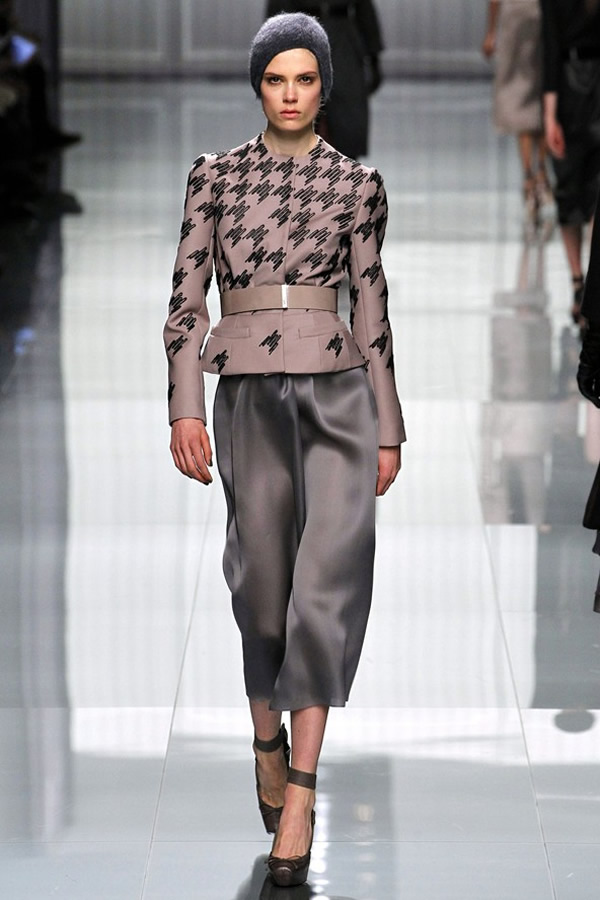 На фото модель демонстрируют коллекцию осень-зима 2012-2013гг. от Christian Dior Christian Dior не хватает Гальяно. Коллекция осень-зима 2012-2013