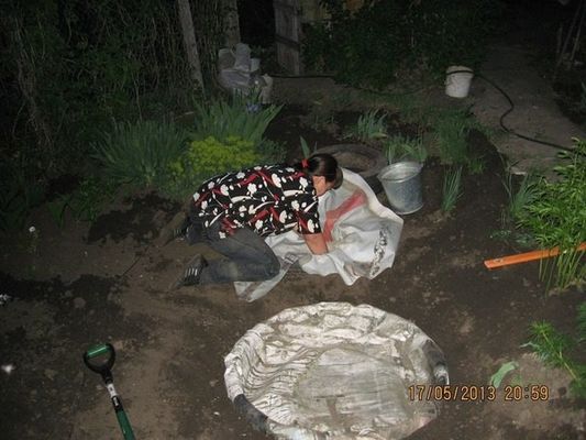 Женщина установила кучу старых шин в своем дворе, и когда она сделала это, я не мог поверить своим глазам Женщина установила кучу старых шин в своем дворе, и когда она сделала это, я не мог поверить своим глазам
