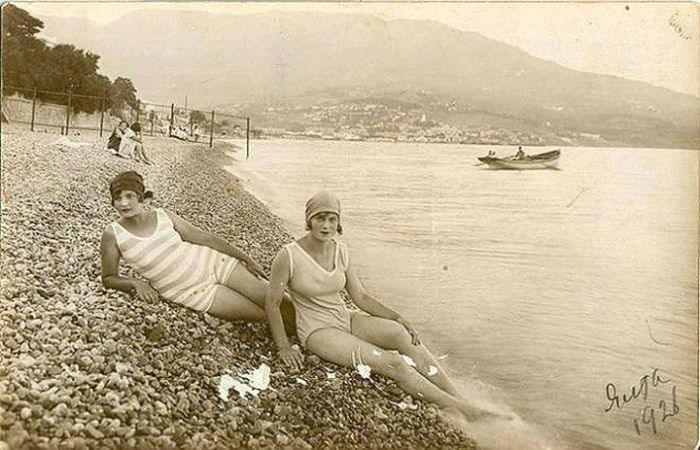 Купальщицы крымских пляжей в 20 - 50 годы XX века (19 фото) Купальщицы крымских пляжей в 20 - 50 годы XX века (19 фото)