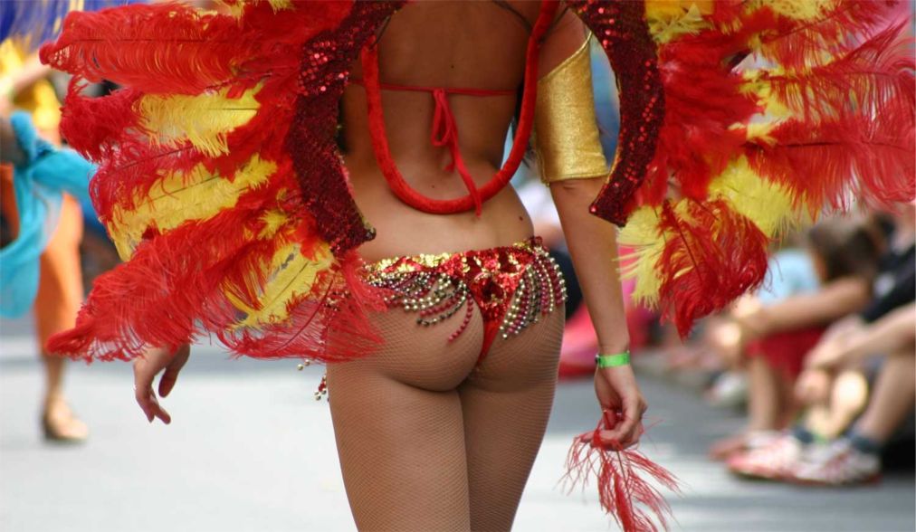 Карнавал в Рио-де-Жанейро http://travelcalendar.ru/wp-content/uploads/2015/08/Karnaval-v-Rio-de-ZHanejro_glav4.jpg