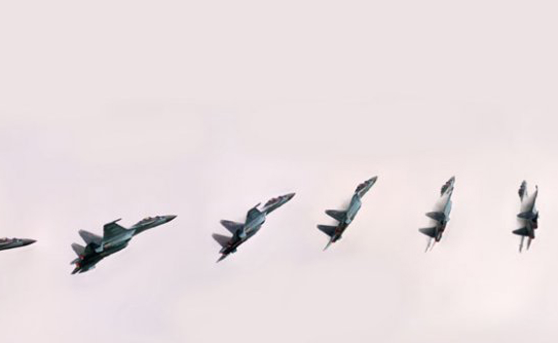 Маневренность: Су-35 Акробатические маневры, продемонстрированные пилотом (Сергеем Богданом) Су-35 на 2013 Paris Air Show, заставили поволноваться западные ВВС. По сути, новый российский истребитель представляет собой серьезно модернизированный Су-27, хорошо известного своей маневренностью. Фигуры высшего пилотажа, к примеру, знаменитую «Кобру Пугачева», больше не удастся повторить ни на каком другом самолете в мире.