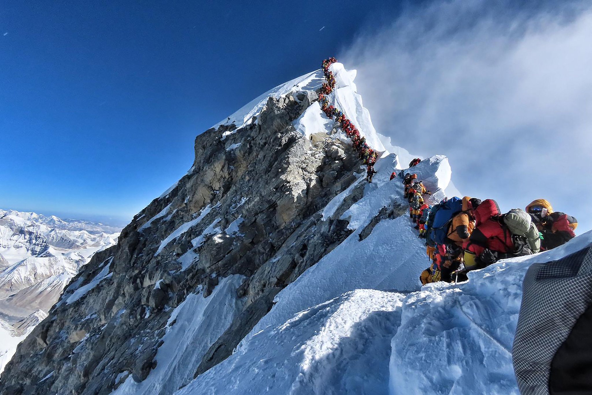 Толпы туристов покоряют Эверест ежегодно