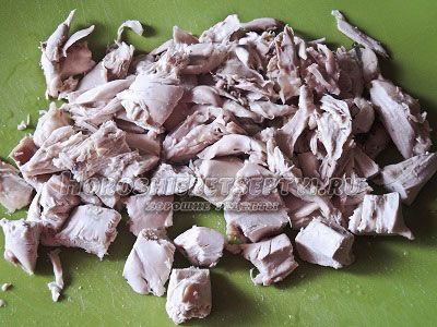 суп с курицей и черносливом и. original. суп с курицей и черносливом и фото. суп с курицей и черносливом и-original. картинка суп с курицей и черносливом и. картинка original. Диетические супы — важнейшая часть здорового питания. Но рецептов диетических блюд с курицей не так и много, и все они однотипны. Сегодня мы решили приготовить первое блюдо в английском стиле и подготовили для вас рецепт, который удивит вас новым, богатым вкусом и низкой калорийностью. Суп, который мы будем готовить, называется в оригинале коки-лики, что дословно переводится как курица и лук-порей. Очень неожиданный ингредиент для супа — чернослив — здесь играет второстепенную роль, но в конечном итоге именно он придает блюду интересный сладковатый вкус. Этот диетический куриный суп разнообразит повседневное меню. Вы давно не удивляли своих близких новым блюдом с неизбитым вкусом? Тогда этот рецепт для вас.