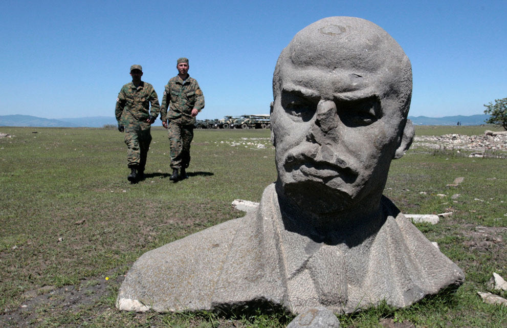 10 фото удивительных приключений памятников Ленину по всему миру