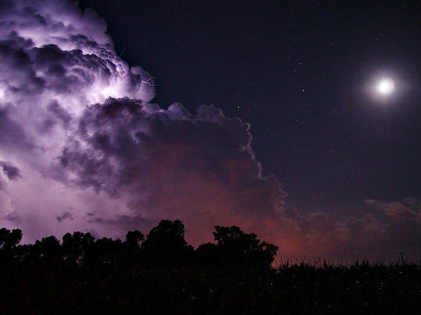 tornado-molniyami-ohotnik-krasivye-fotografii-neobychnye-fotografii