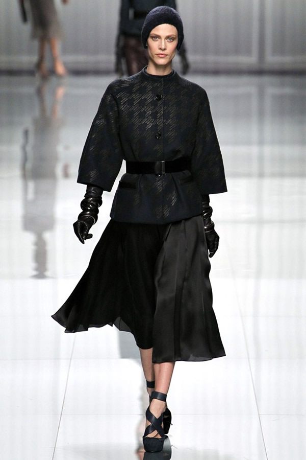 На фото модель демонстрируют коллекцию осень-зима 2012-2013гг. от Christian Dior Christian Dior не хватает Гальяно. Коллекция осень-зима 2012-2013