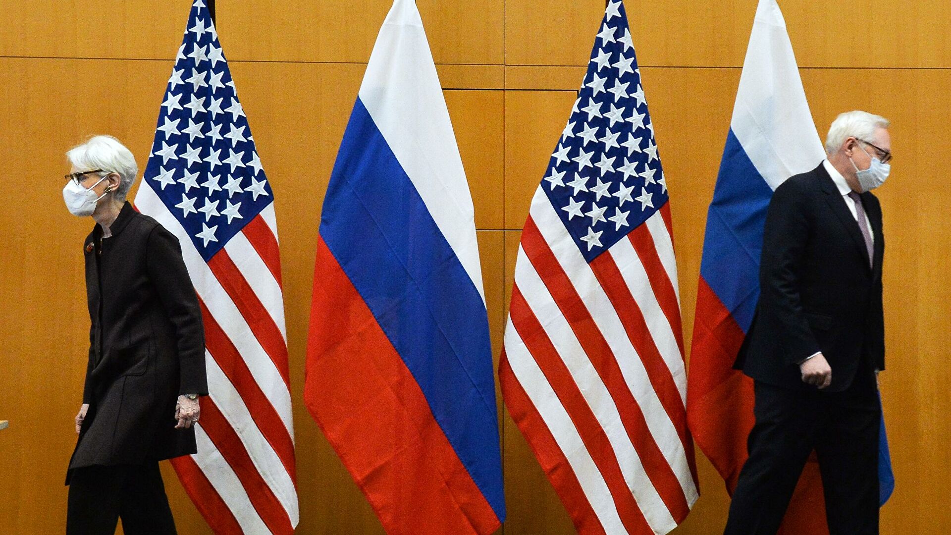 Заместитель министра иностранных дел РФ Сергей Рябков и первый заместитель госсекретаря США Уэнди Шерман во время двусторонних переговоров по безопасности между США и Россией в Женеве Заместитель министра иностранных дел РФ Сергей Рябков и первый заместитель госсекретаря США Уэнди Шерман во время двусторонних переговоров по безопасности между США и Россией в Женеве - РИА Новости, 1920, 20.01.2022
