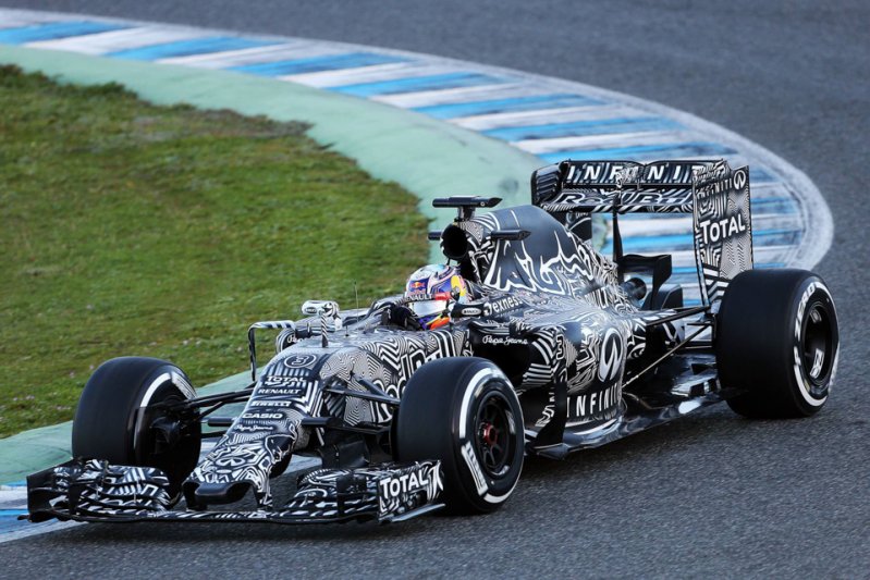 А в начале 2015-го команда Формулы-1 Red Bull Racing привезла на тесты болид RB11 в черно-белой маскировке. И стильно, и соперники особенности аэродинамики разглядеть не смогут. испытания, прототип