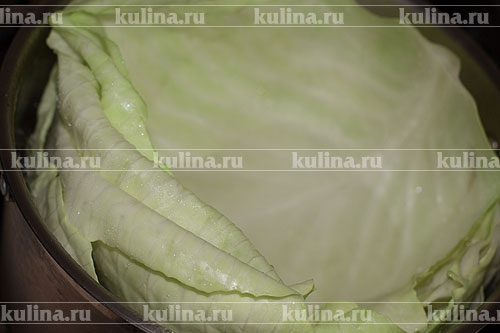 Голубцы с рыбой Снять с кочана 5 капустных листьев, положить их в большую кастрюлю и бланшировать в горячей воде 10 минут, затем воду слить.