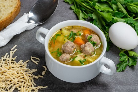 Фото к рецепту: Быстрый суп с овощами и мясными фрикадельками с клецками