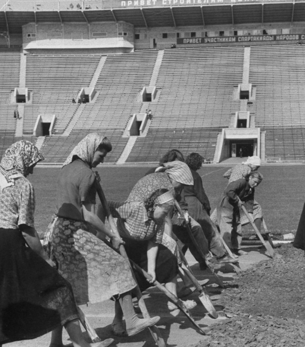Группа женщин, работающих на стадионе. СССР, Москва, 1956 год. Группа женщин, работающих на стадионе. СССР, Москва, 1956 год.