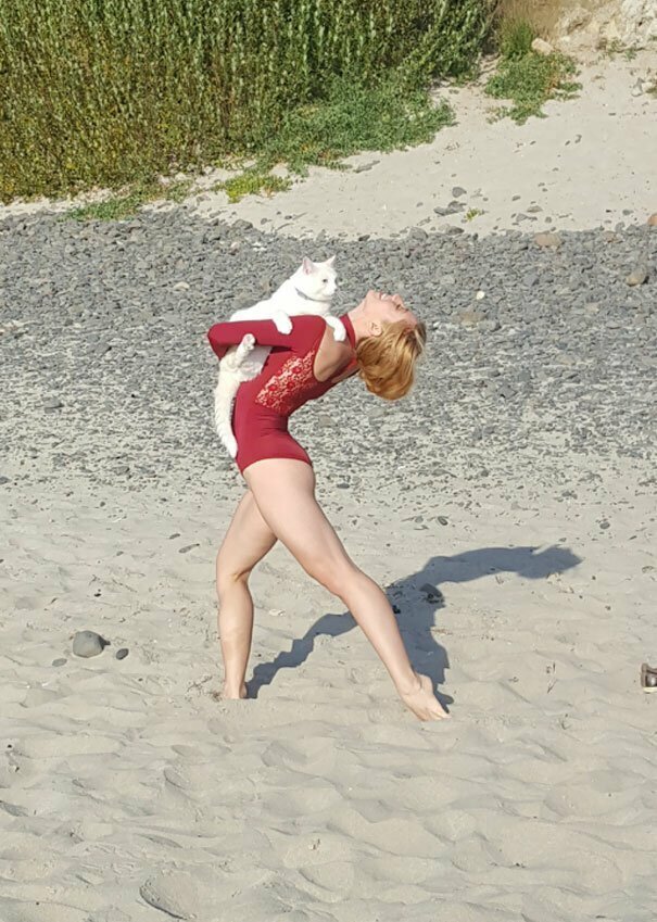 "Мы гуляли по пляжу с кошкой, а в это время там была фотосессия у профессиональной танцовщицы" "Мы гуляли по пляжу с кошкой, а в это время там была фотосессия у профессиональной танцовщицы" вот это да, забавно, находки, неожиданности, пляжи, смешно, странные вещи, удивительное рядом